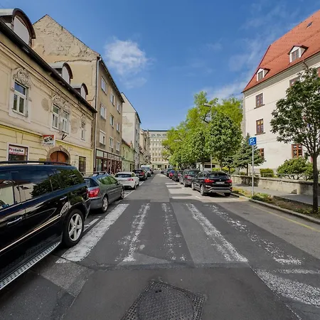 Luxury City Center Apt W Ac & Balcony Apartment