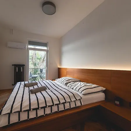 Luxury City Center Apt W Ac & Balcony Apartment *