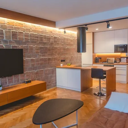 Luxury City Center Apt W Ac & Balcony Apartment *